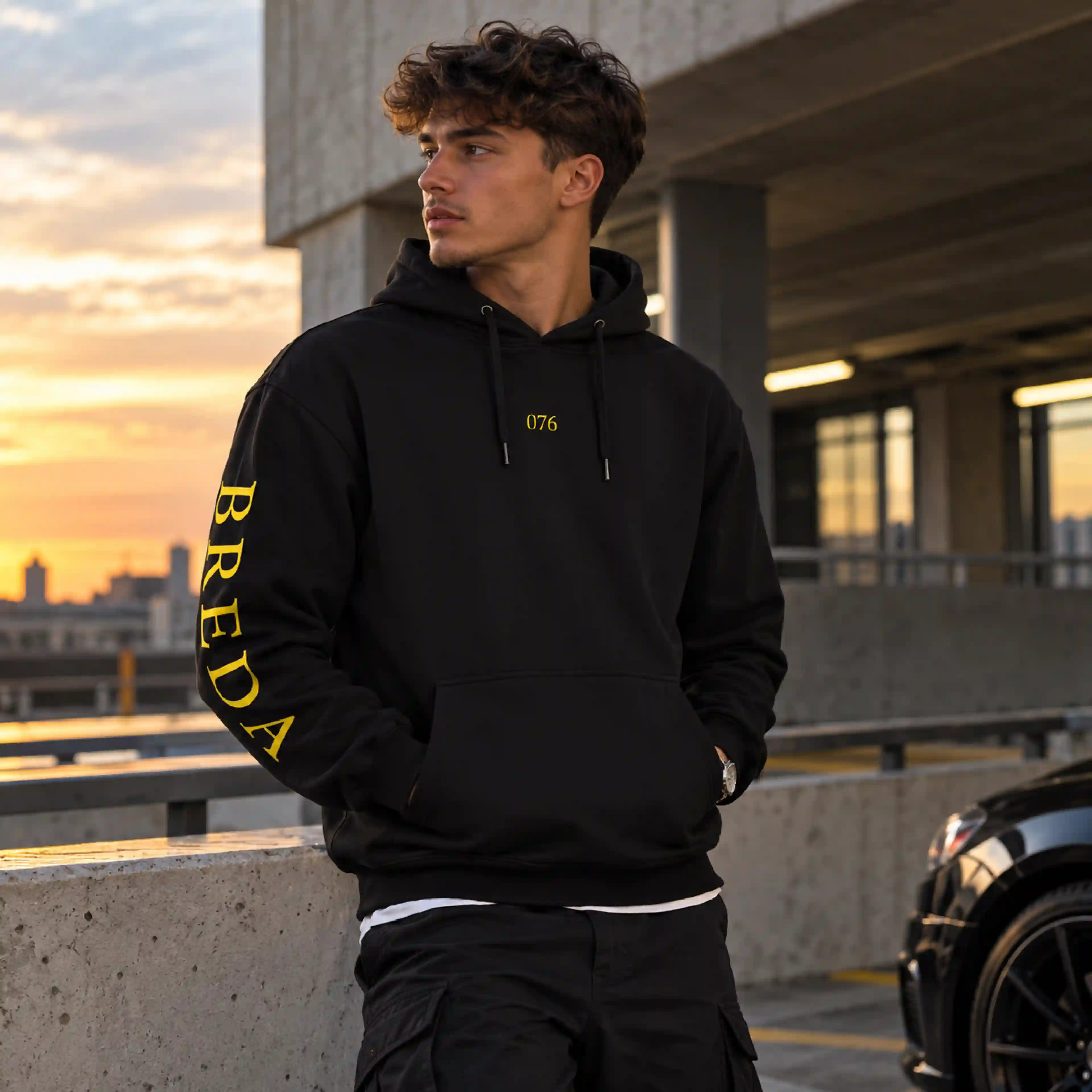 Skyline Breda Hoodie - Breda model hoodie zwart vlak geelvoorzijde 1 - Skyline Breda Hoodie (87)