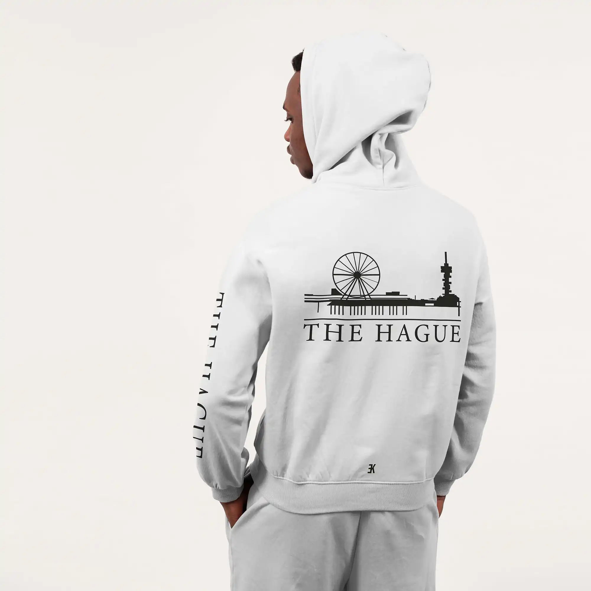 Den Haag Hoodie - Skyline - Denhaag hoodie model wit skyline 1 - EK8208