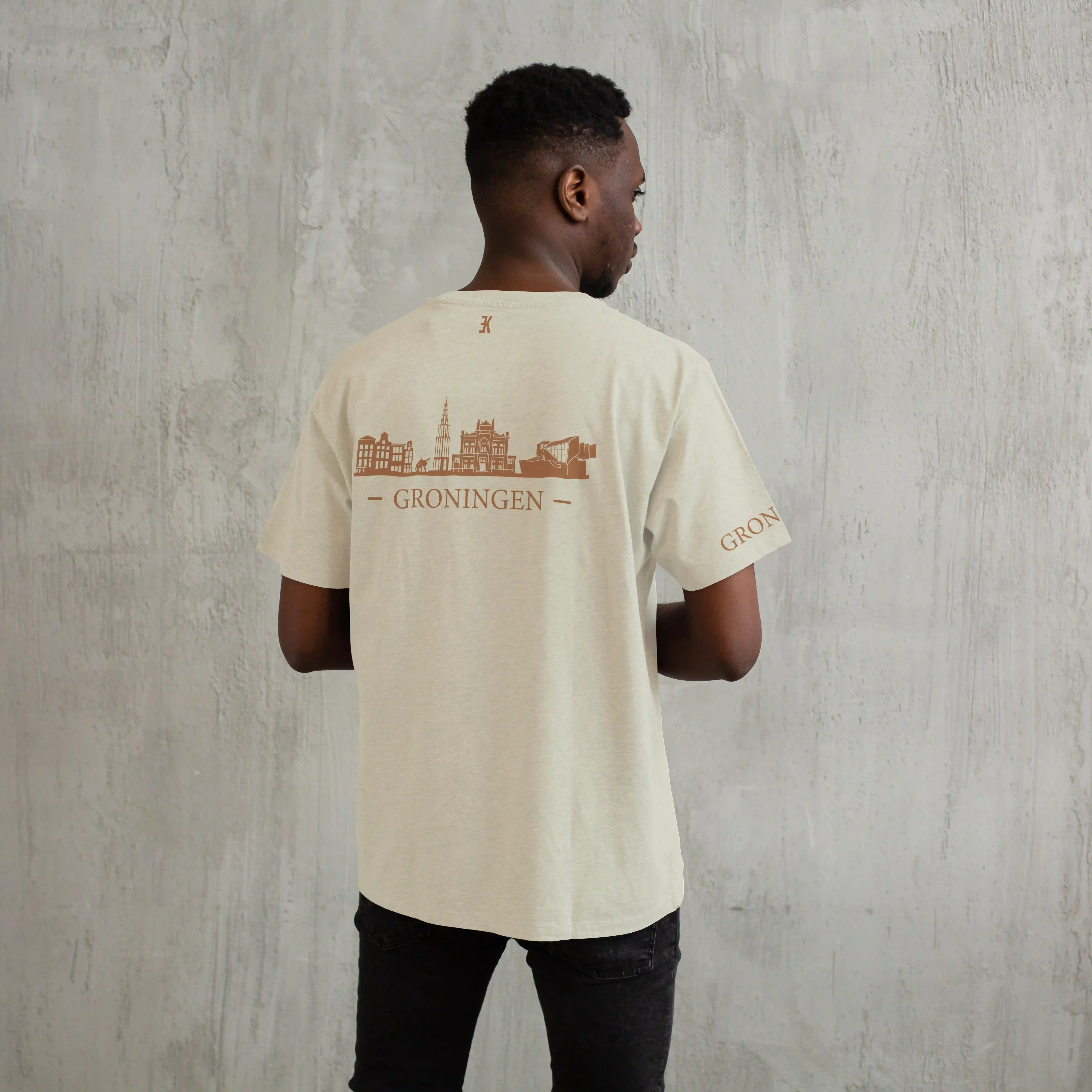 Groningen Skyline T-shirt - Ek groningen shirt model beige skyline 1 - Skyline Groningen Shirt O13228