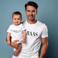 Matching Shirts Vaderdag Kids - De Baas - Evenementenkledingnl model debaas vaderdag shirt romper wit 1 - Matching Shirts Vaderdag Kids - De Baas (2347