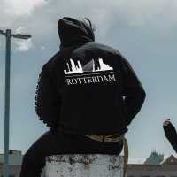 Skyline Rotterdam Hoodie - Model mockup hoodie rotterdam zwart 2 - Skyline Rotterdam Hoodie 