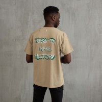 BORN TO MAKE HISTORY - T-Shirt - Shirt beige model mockup btmh - BORN TO MAKE HISTORY (3)