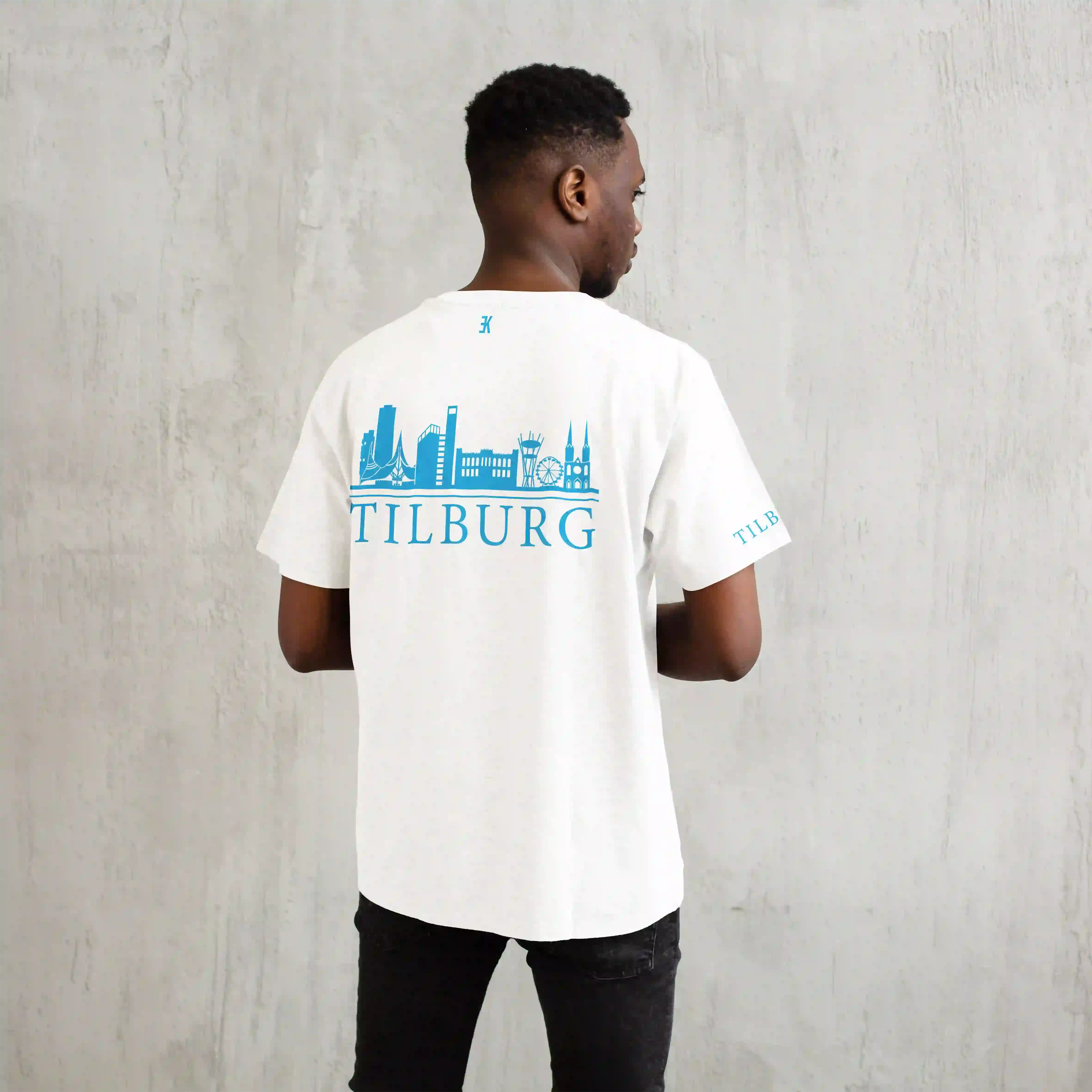 Skyline Tilburg Shirt - Tlbrg model shirt wit skyline blauw 1 - Skyline Tilburg Shirt O11632