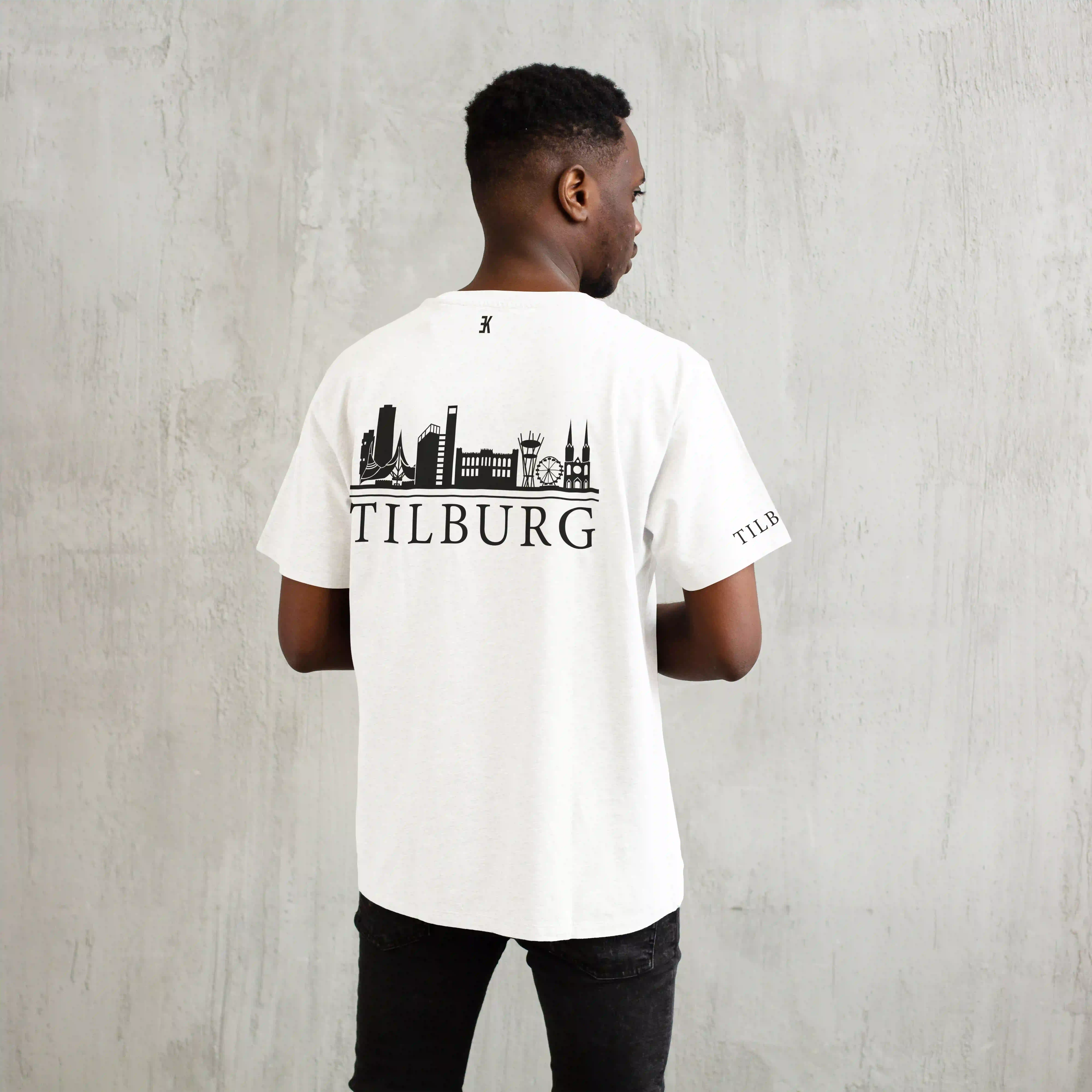 Skyline Tilburg Shirt - Tlbrg model shirt wit skyline zwart 2 - Skyline Tilburg Shirt O98564