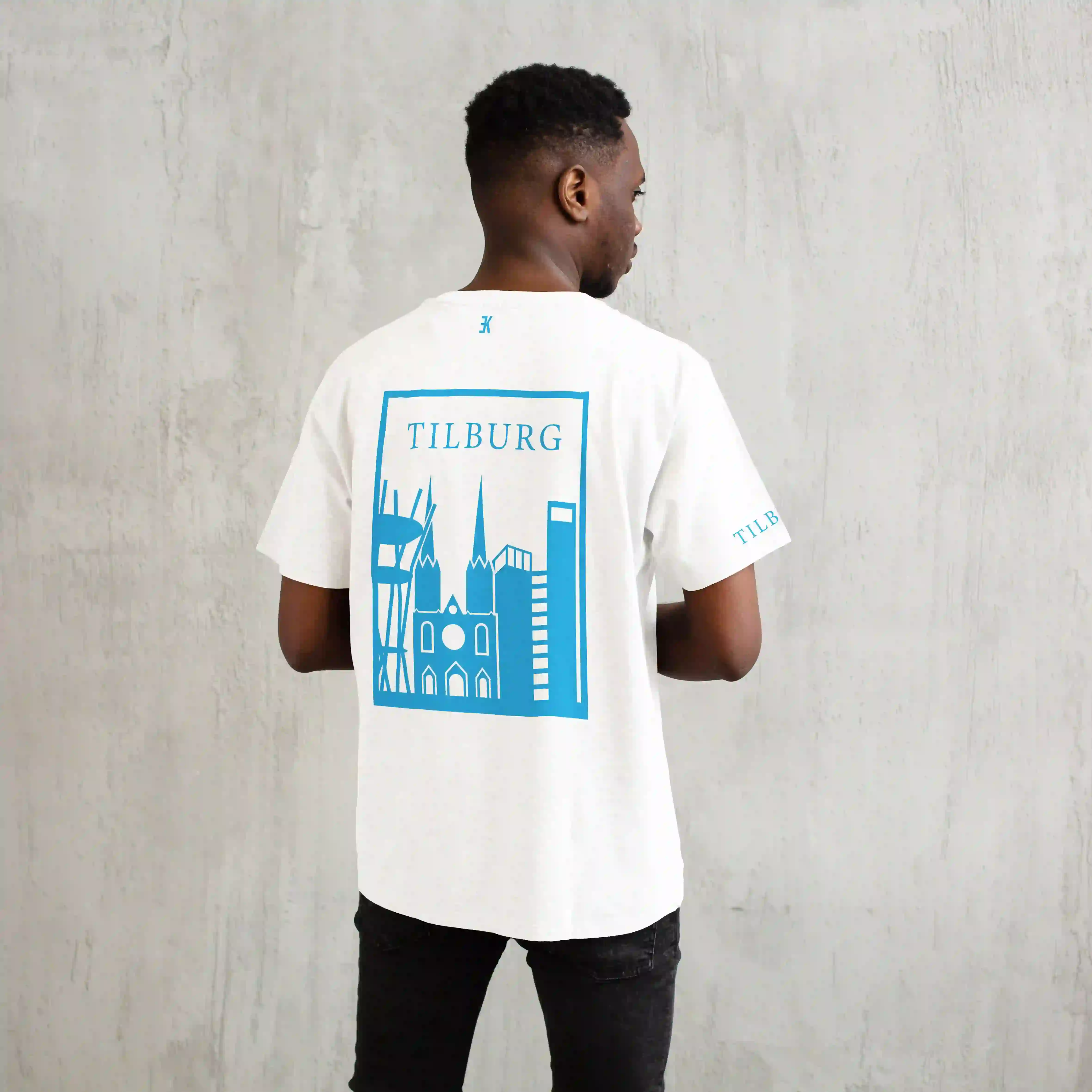 Tilburg Shirt - Tlbrg model shirt wit vlak blauw 2 - Tilburg Shirt O18447